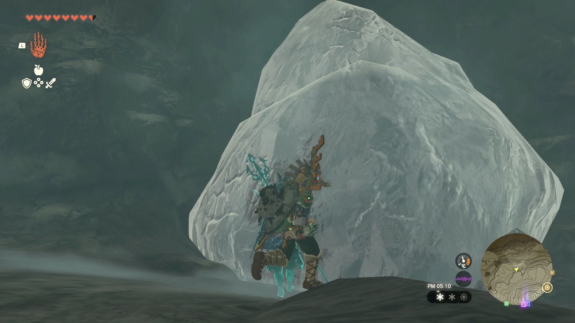 化石の近くにある巨大な氷を火で溶かして背骨の化石を取り出す