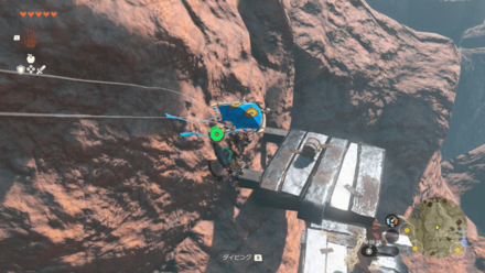 崖沿いの鉄の足場の上