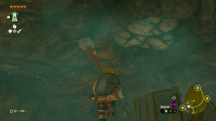 天井にある岩壁の中にいる