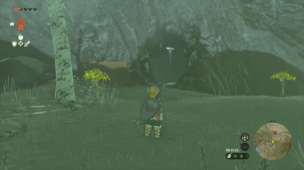 細道を上りきると左手に洞窟がある