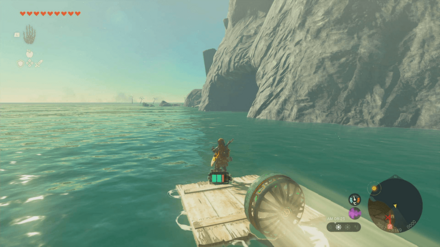 崖下にある洞窟に入る