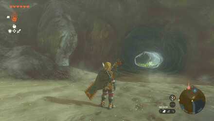 オクノ湾ほとりの洞窟の入り口