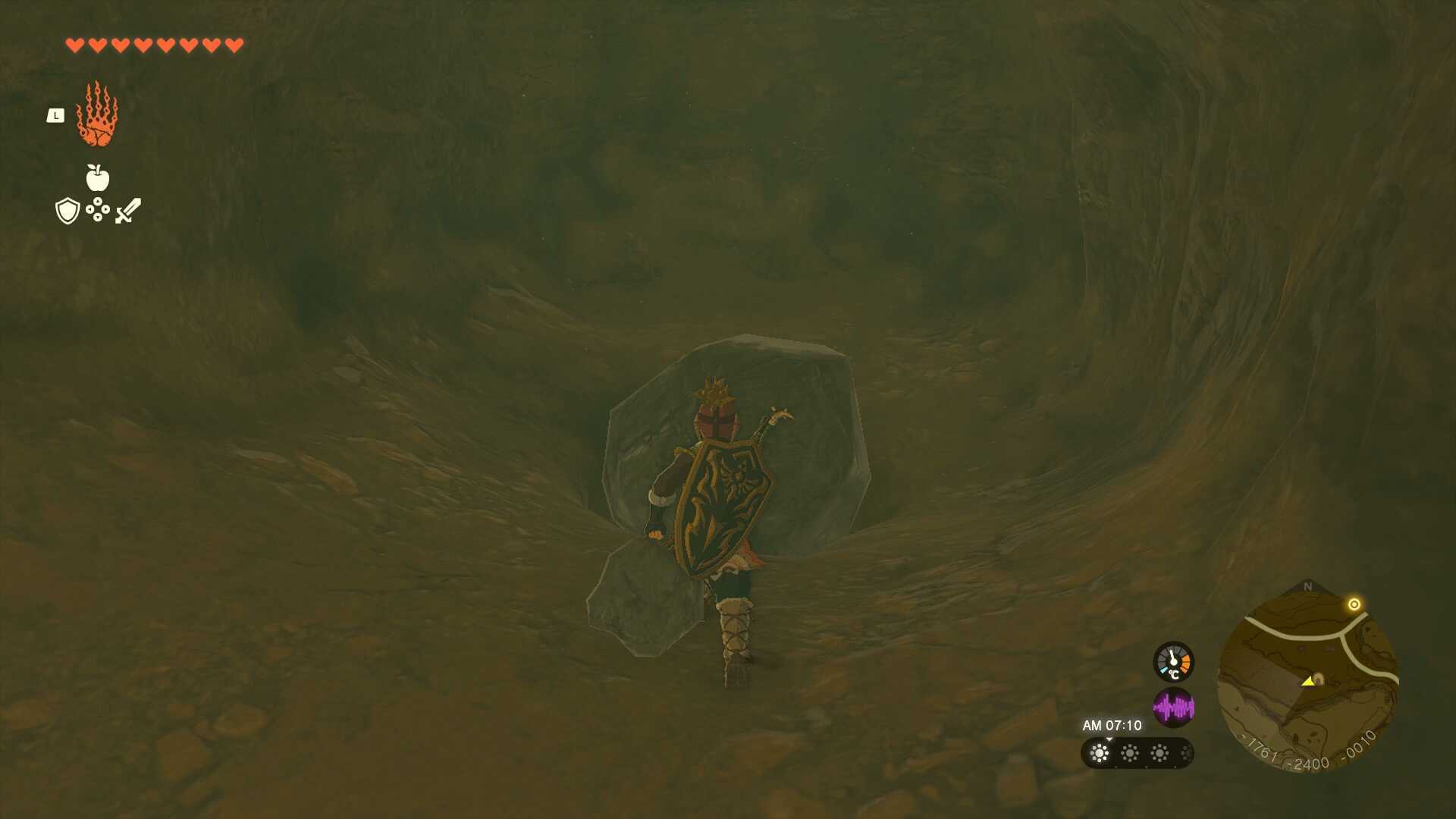 めがね岩麓の洞窟