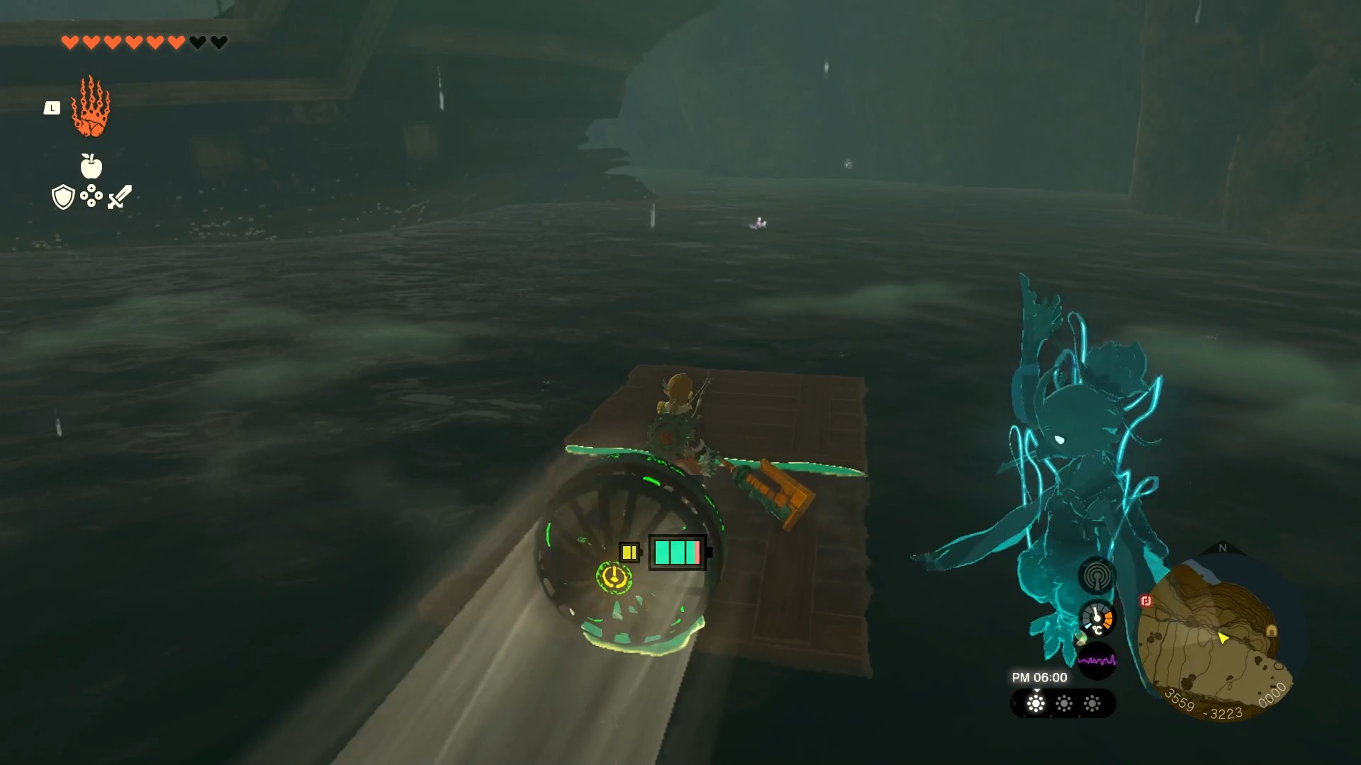 船の右側を通って奥へ