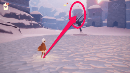 赤い旗が目印の建物に入る