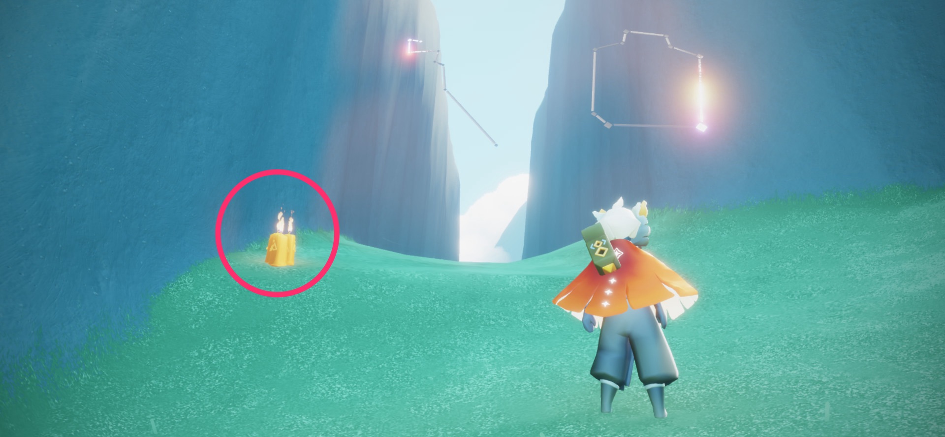 丸い岩の左手にあるエリアの入り口の手前辺り