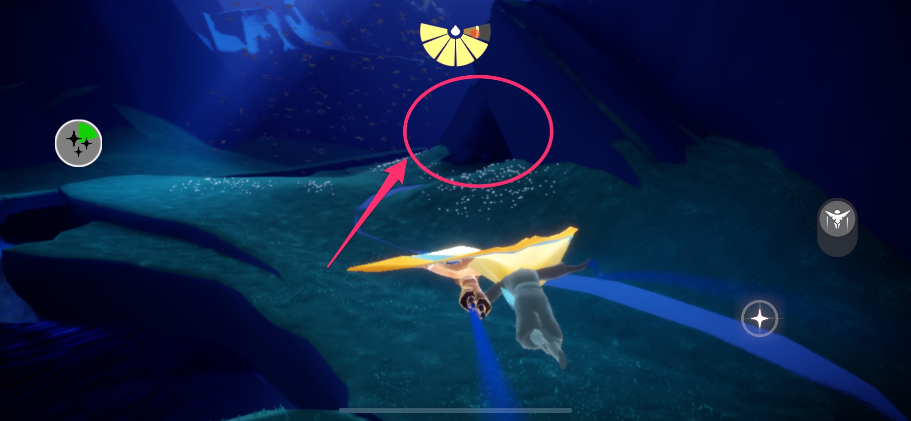 右奥の洞窟の中