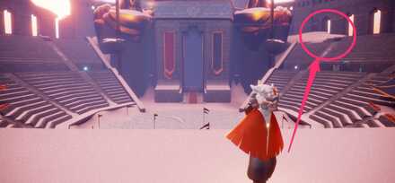 左手の観客席最上段に向かいましょう