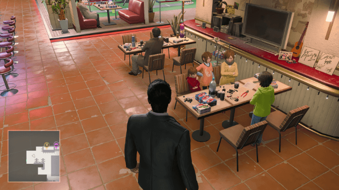 バーに入ってすぐの所にいる子供たちが撮影対象