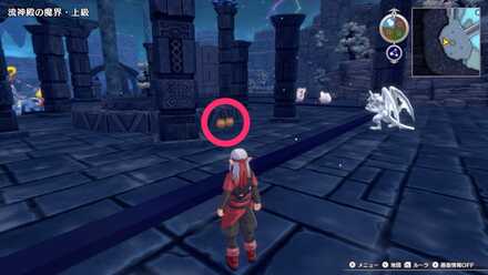 西の祭壇上部の石像の裏のツボのちいさなメダルの場所