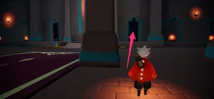 中央右手の穴から奥へ進む