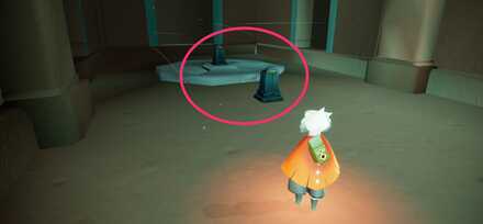 入口にある石に火を灯す