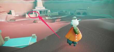 建物入口の左手の隅へ向かう