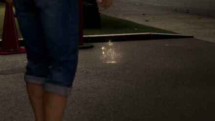 落ちているおみくじを拾う