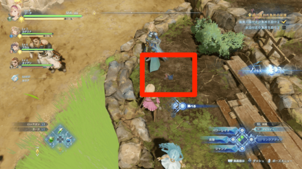 風車小屋がある集落の左奥の民家の庭