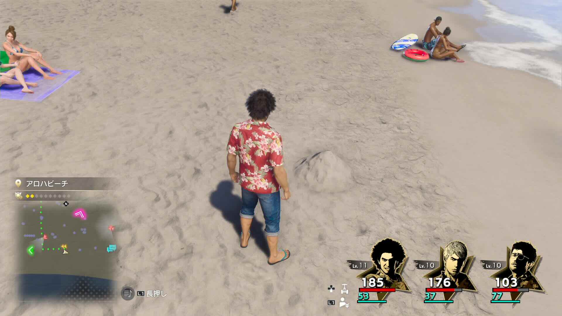 ビーチの砂山を調べる