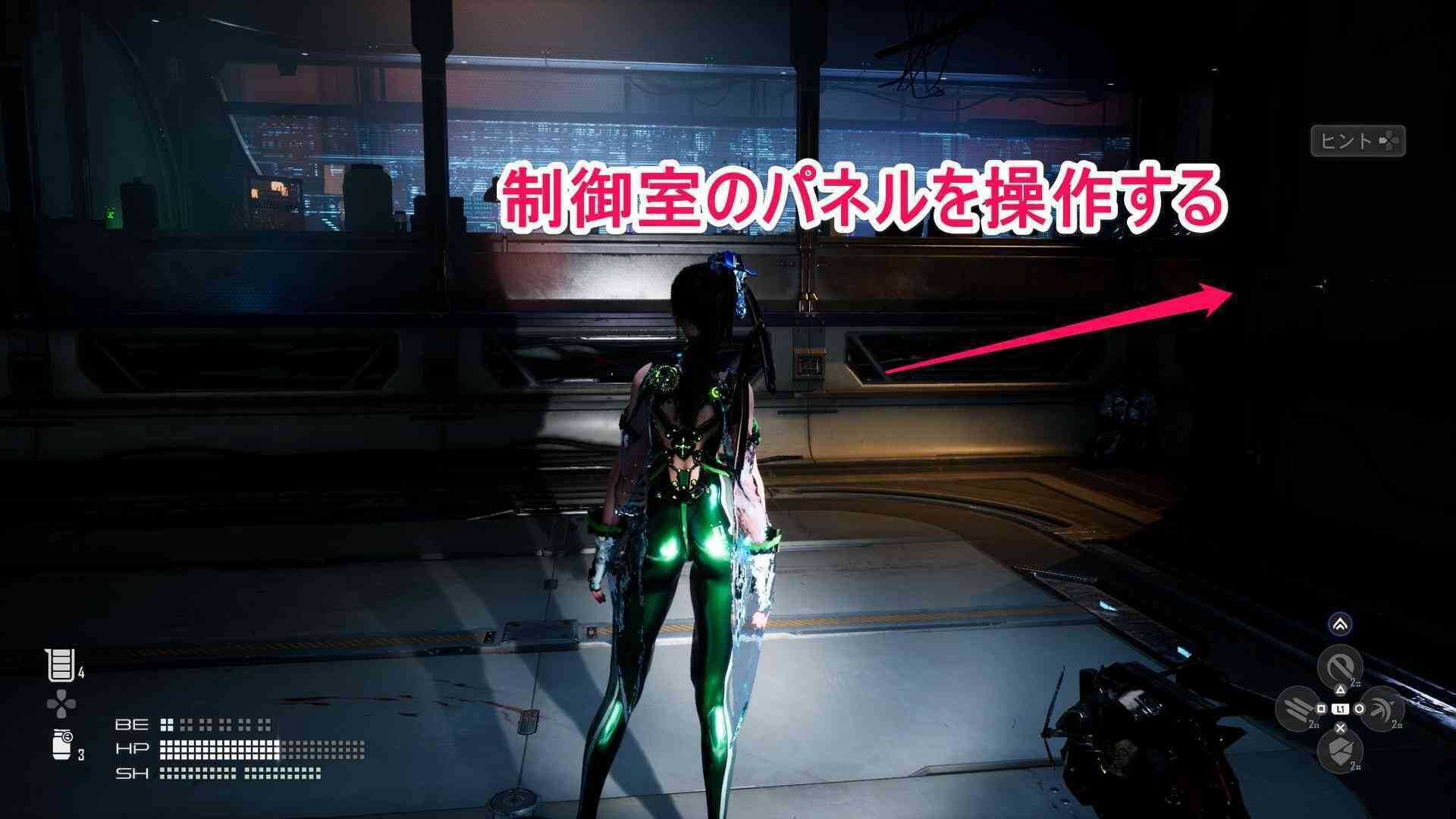 制御室のパネルを操作する