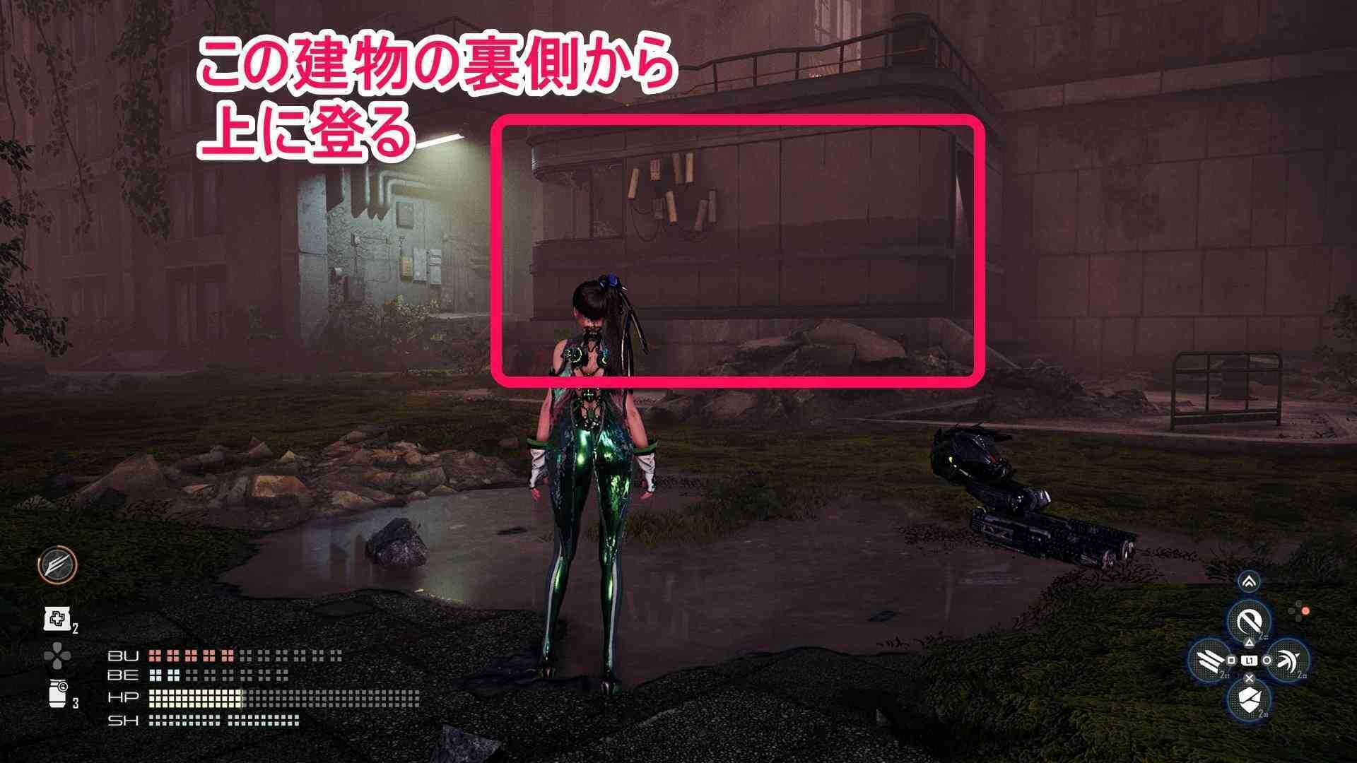 裏から上に登る建物の画像