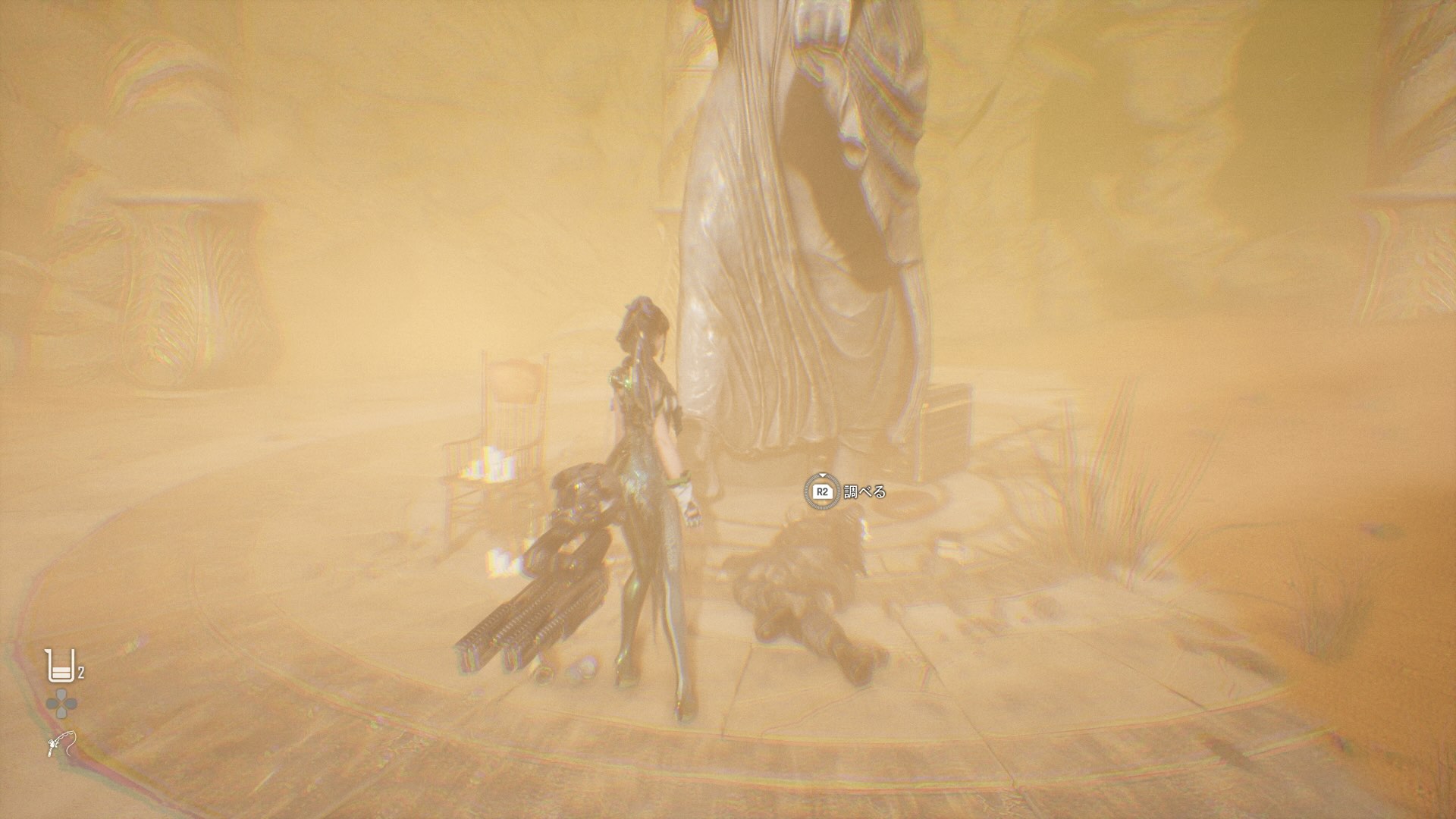 像の足元で倒れている男性